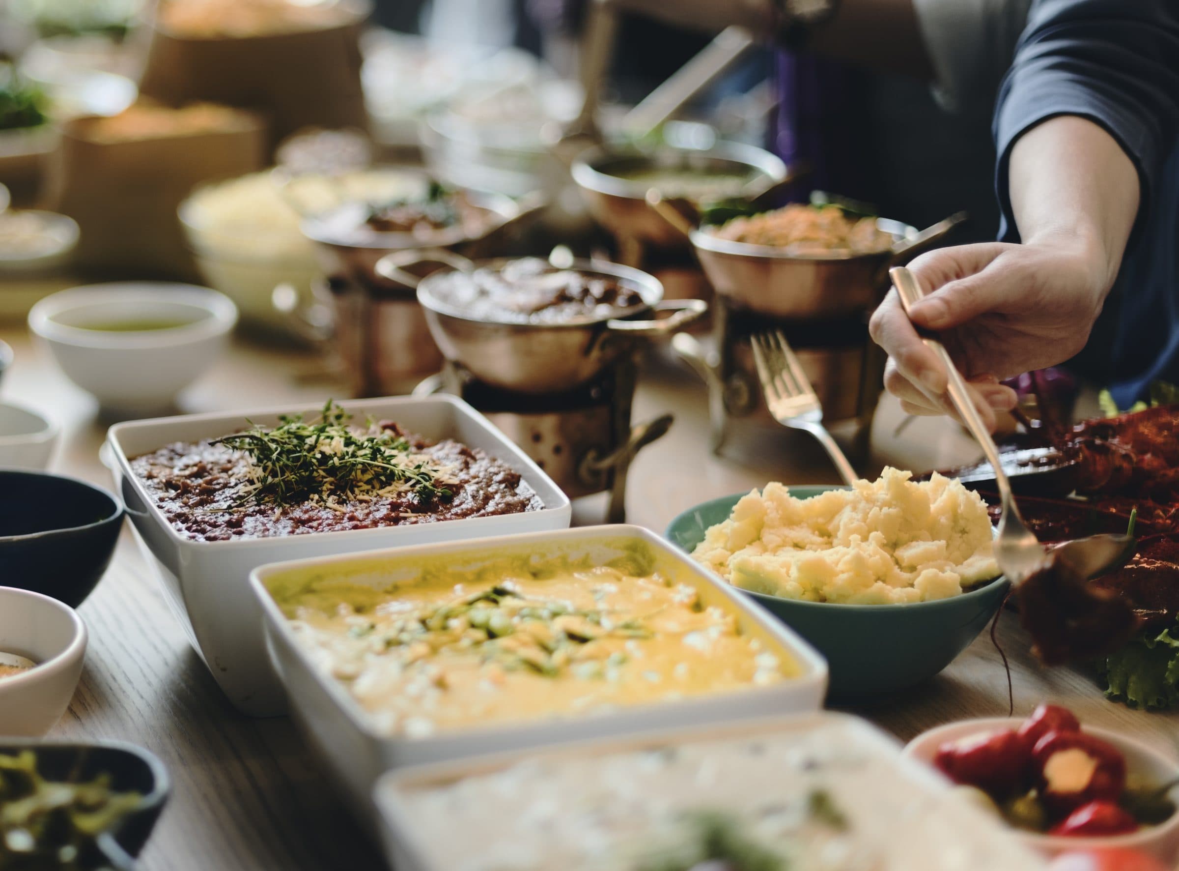 Mesa de buffet farta com diversos preparos
