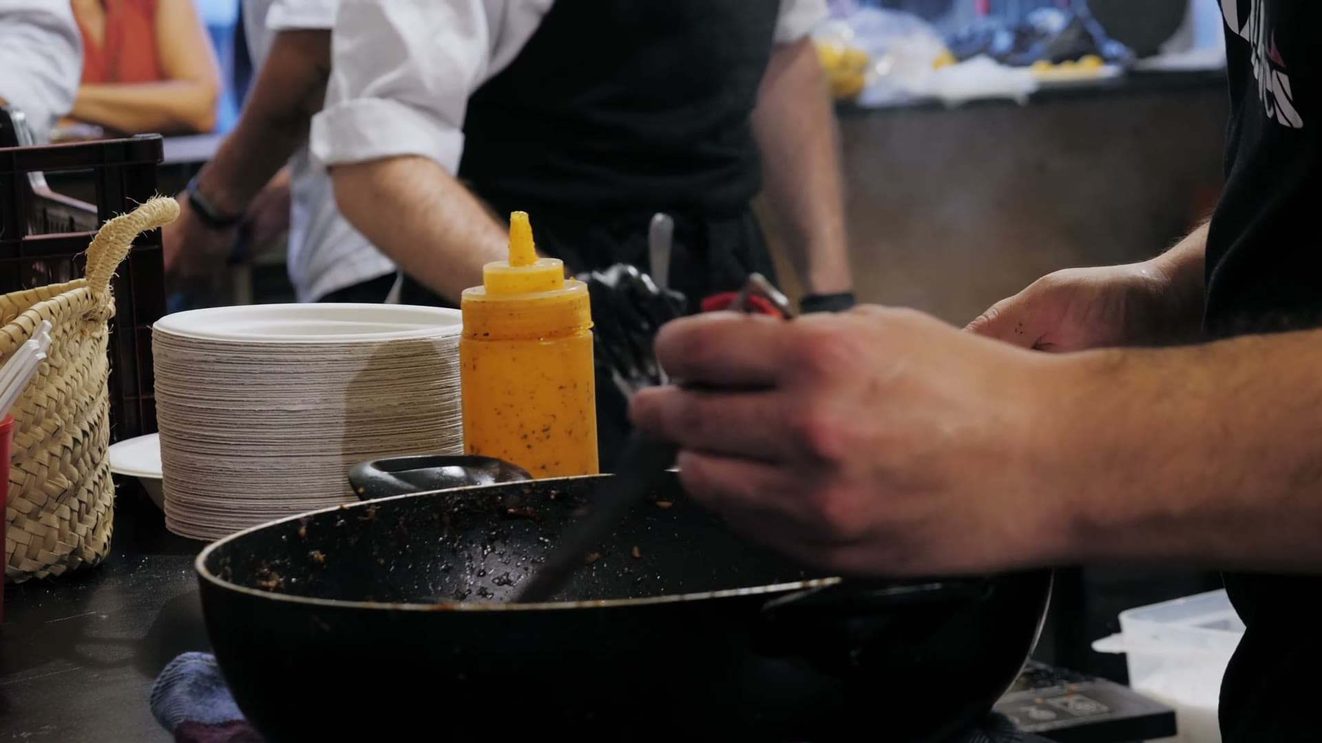 Cozinheiro preparando risoto em uma frigideira